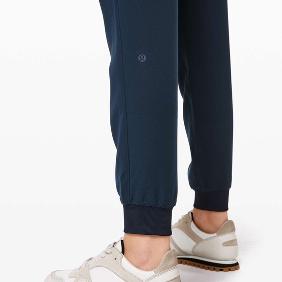 [SOLD] Lululemon On The Fly Joggers - Picture 4 of 5